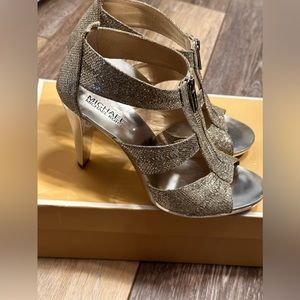Authentic MICHAEL KORS BERKLEY T-STRAP SILVER GLITTER DRESS SANDALS